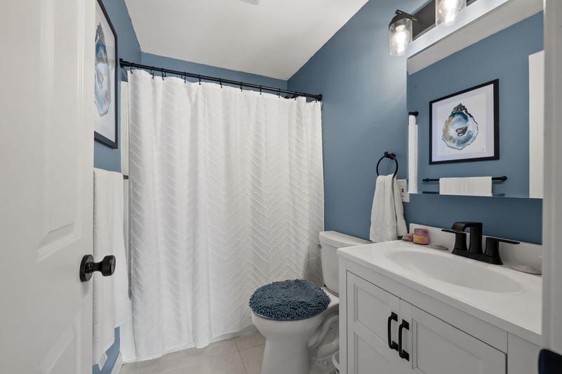 Bathroom with blue walls and tub-shower