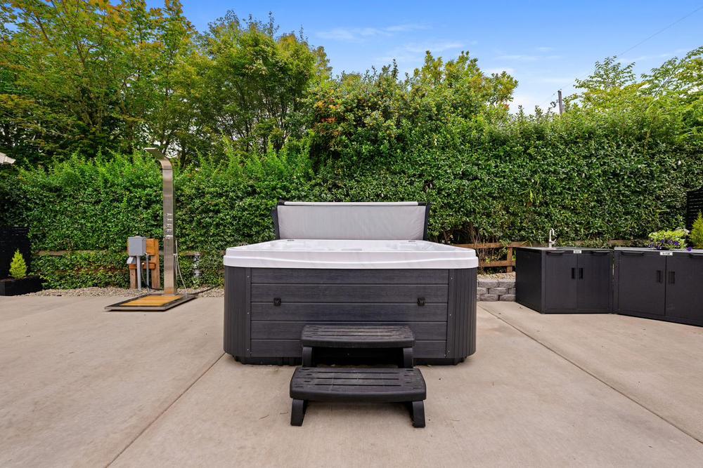 Seven-person Wellis hot tub